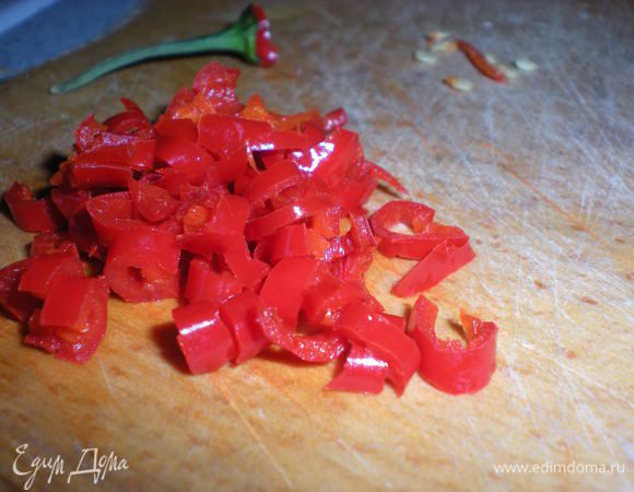 Стручок перца чили, удалив плодоножку и семена, мелко нарезать.