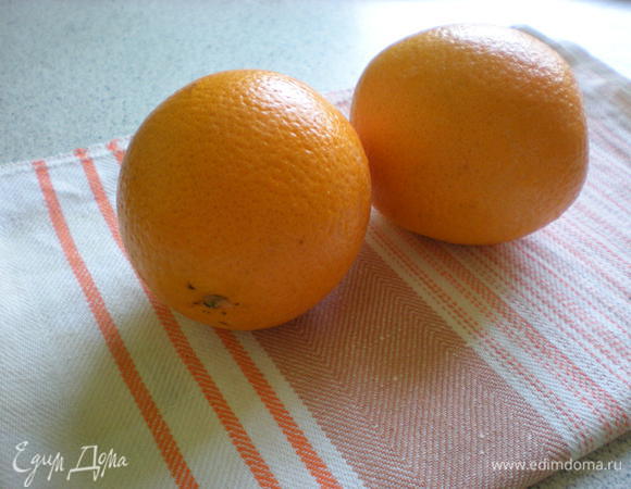 Апельсины обдать кипятком и обсушить. 