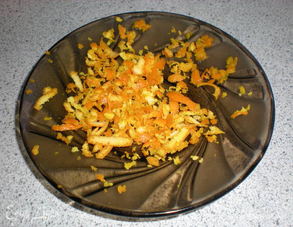 Натереть цедру 1 апельсина на терке. 

