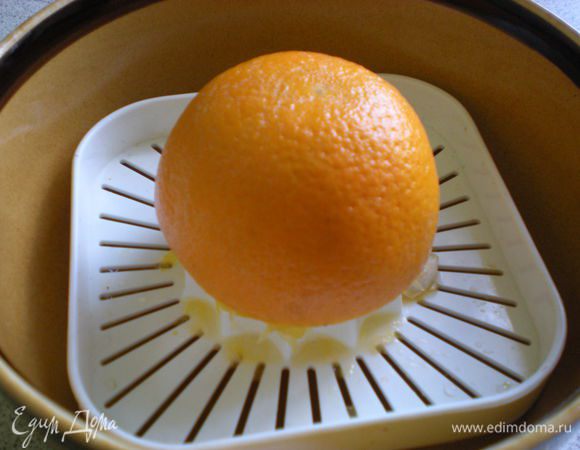 Затем выжать из апельсинов сок.