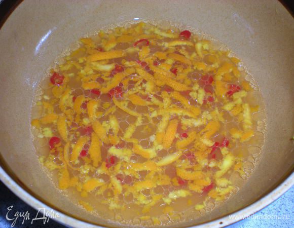 Смешать в миске сок и цедру апельсина с медом и оливковым маслом, подмешать розмарин, перец чили, посолить.