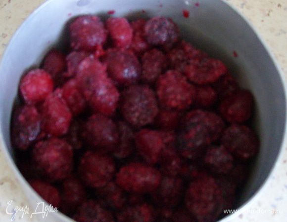 Пока выпекается бисквит готовим начинку: замороженную вишню соединить с сахаром...