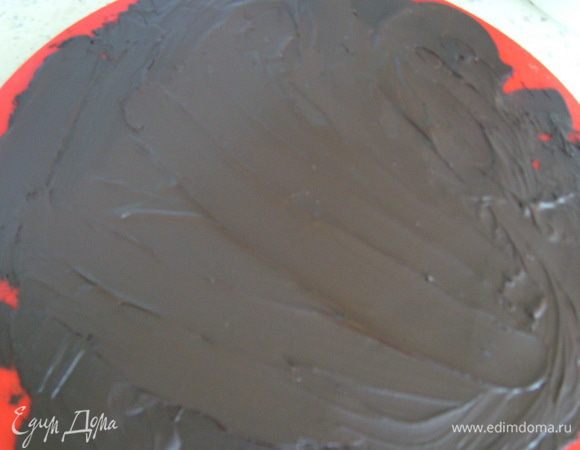 Для украшения растопить горький шоколад, вылить на холодную доску (лучше если это будет мраморная доска). Дать застыть при комнатной температуре.