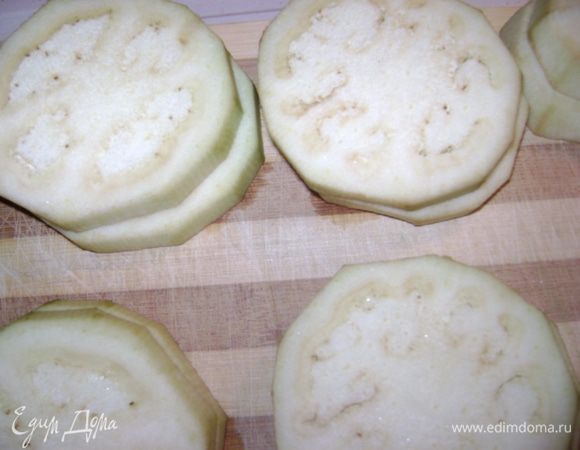 Очистить баклажан от кожуры и нарезать кружочками толщиной 1 см,поместить в миску с соленой водой на 30 мин. 