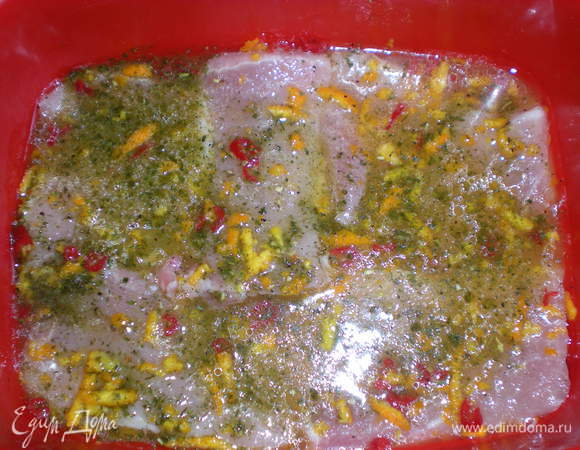 Выложить в маринад. Накрыть пищевой пленкой и поместить в холодильник на 1 ч.
