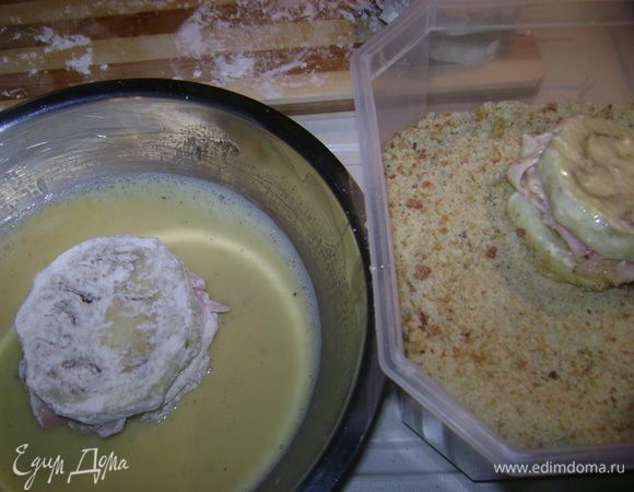 Обмакиваем в муке потом в яйце(с молоком взбить),потом в сухарях. 