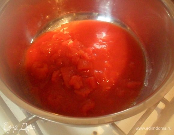Помидоры выложить в кастрюльку. Если у вас свежие,залейте их кипятком,очистите от кожицы и порежьте кубиками.