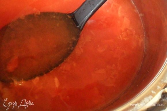 Залейте помидоры водой и варите 3-5 минут,посолите.
