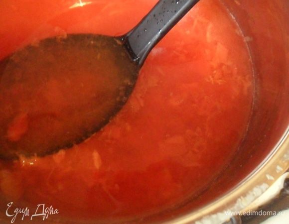 Залейте помидоры водой и варите 3-5 минут,посолите.