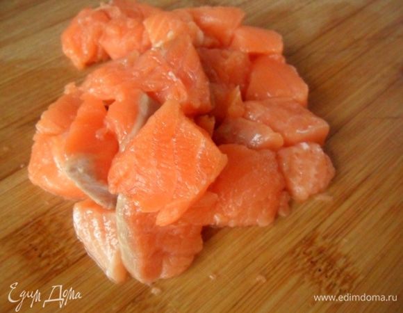 Форель очистите от кожи и костей,нарежьте кубиками.