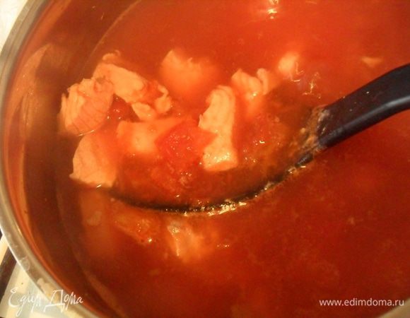 Закиньте рыбу к помидорам и продолжайте варить на среднем огне 5-7 минут.