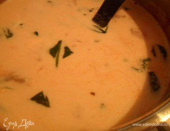  Добавьте шпинат и влейте сливки. Варите еще 5 минут. Подавать,посыпав горсткой тертого сыра.