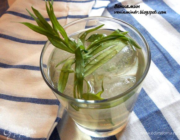 Из одного лайма выжать сок, второй просто разрезать на несколько частей. Соединить лаймовый сок, сахар и немного воды (можно теплой), размешать, чтобы сахар растворился, после чего перелить в графин, в котором будет настаиваться лимонад. Туда же положить второй лайм и пучок тархуна. Долить воды и дать настояться хотя бы часа два в холодильнике. Через некоторое время и тархун, и лайм можно удалить, чтобы остановить насыщение лимонада. 