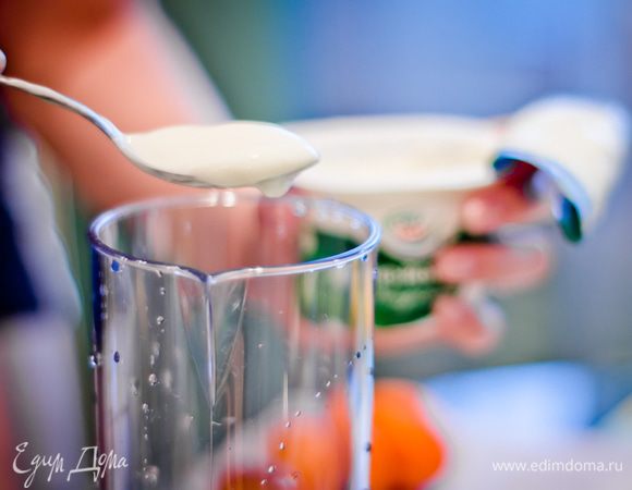 Вливаем в блендер 230г натурального йогурта без добавок