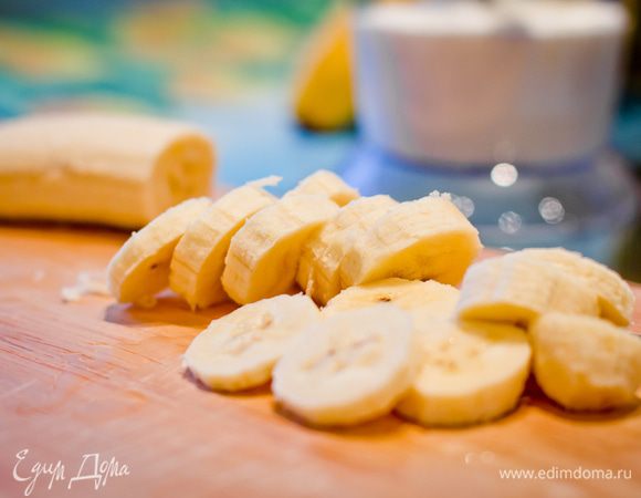 Режем на дольки половинку банана 