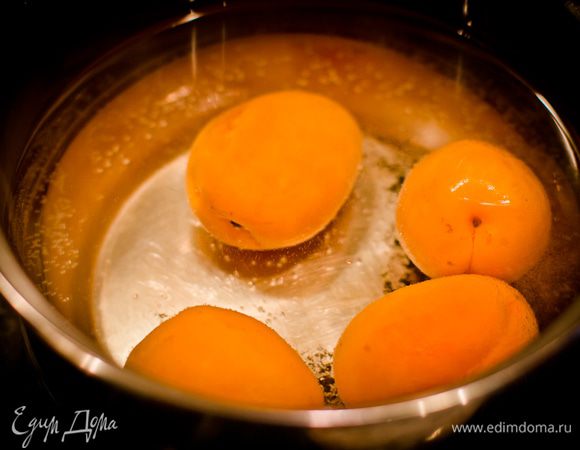 Кладем абрикосы в кипящую воду на одну минуту