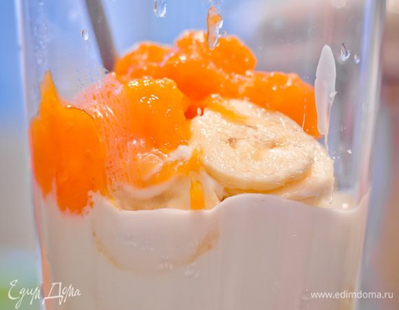 Снимаем с абрикосов кожицу, вынимаем косточку, измельчаем мякоть и добавляем в йогурт вместе с покрошенными бананами