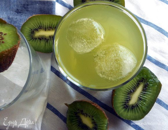Все просто: сахар (если будете добавлять, можно взять мед или вообще обойтись природной сладостью киви) растворить в небольшом количестве (стакан) воды. Из киви ложкой вынуть всю мякоть, присоединить к сахарному раствору. Оставить в холодном месте на час, после чего долить воду, размешать и дать настояться в холодильнике хотя бы 4 часа. Подавать с ложечкой, для мякоти. 