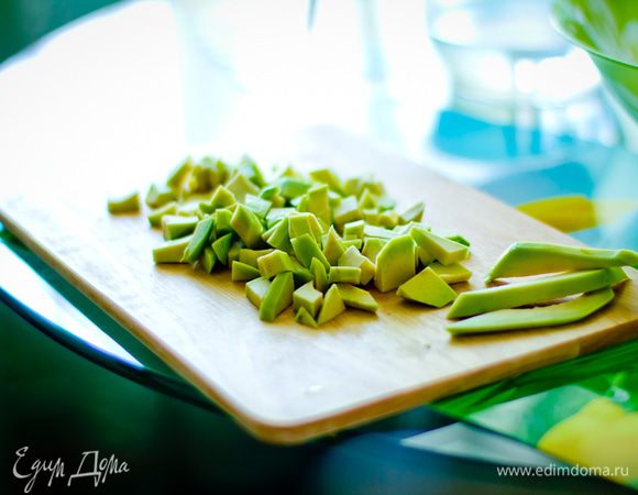 Тем временем очищаем от кожуры авокадо, вынимаем косточку и нарезаем кубиками мякоть