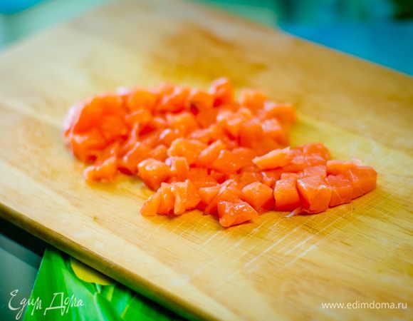 Нарезаем кубиками лосось 