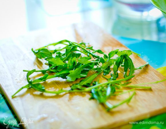 Отрываем стебельки от рукколы