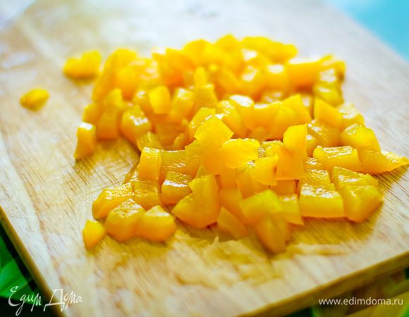 Крошим на кубики запекшийся к этому времени перец