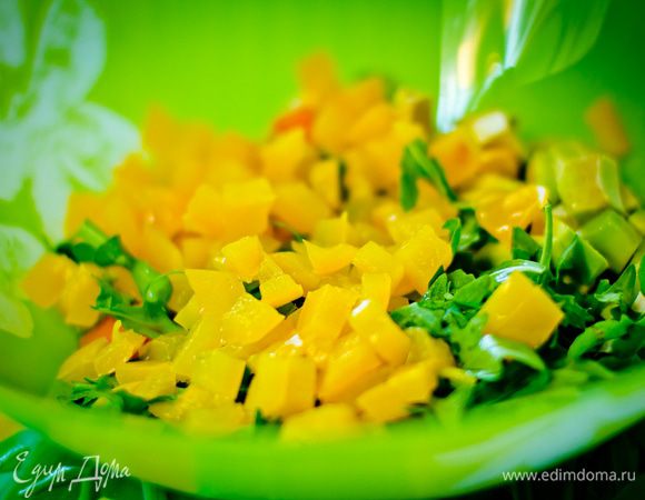 Смешиваем все ингредиенты и заправляем оливковым маслом