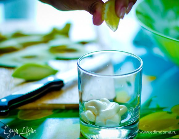 Две столовые ложки майонеза сбрызгиваем лимонным соком, добавляем черный перец, перемешиваем и намазываем на ломтики хлеба