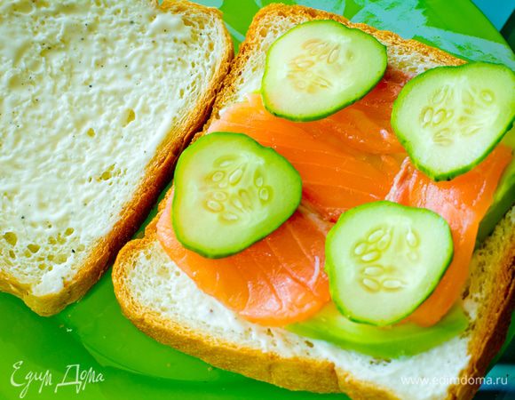 Тонко нарезанные ломтики огурца выкладываем на хлеб