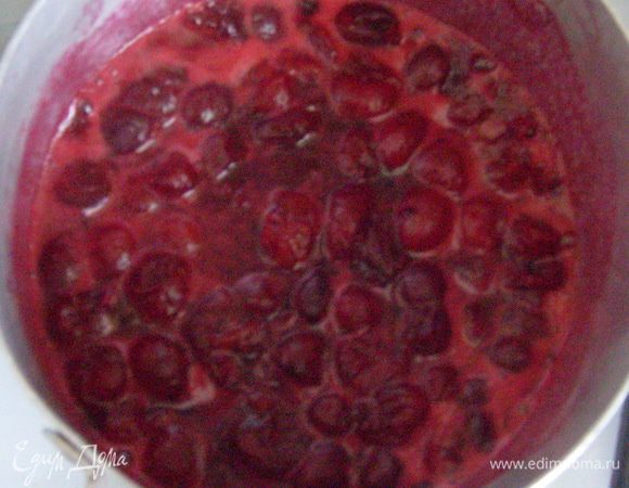 довести до кипения и проварить 3 мин. Если слишком много жидкости, то ее можно добавить в сироп.