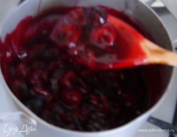 Крахмал развести холодной водой и тонкой струйкой влить в кипящую вишневую массу. Как только смесь загустеет, снять с огня и охладить.