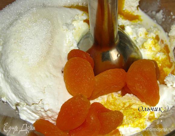 Добавляем курагу, взбиваем погружным блендером.