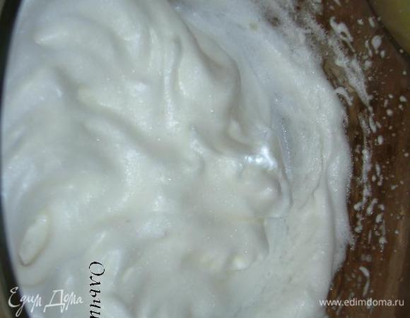 Белки взбиваем отдельно в крутую пену.