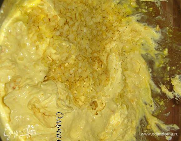 К творожной массе добаляем хлопья, перемешиваем. 