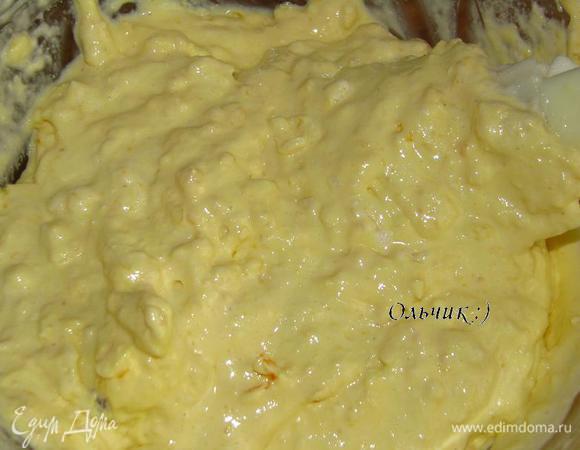 Аккуратно вводим частями взбитые белки.