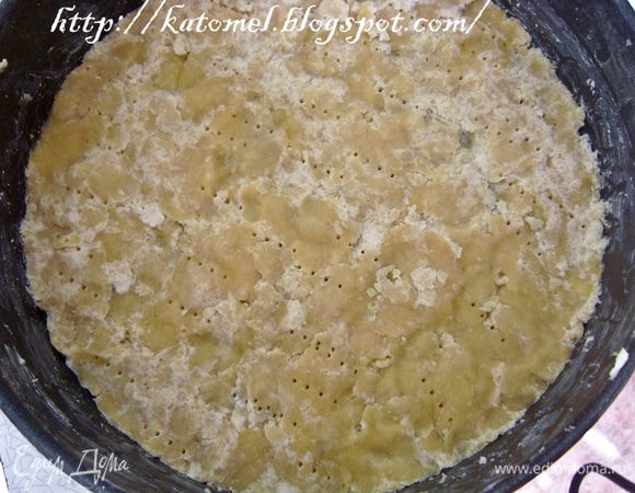 Сперва нужно приготовить основу. Для этого растопить масло/маргарин, добавить муку и желтки и замесить тесто. Форму для запекания смазать сливочным маслом, выложить на дно формы тесто, утрамбовать, наколоть вилкой и поставить в холодильник. 