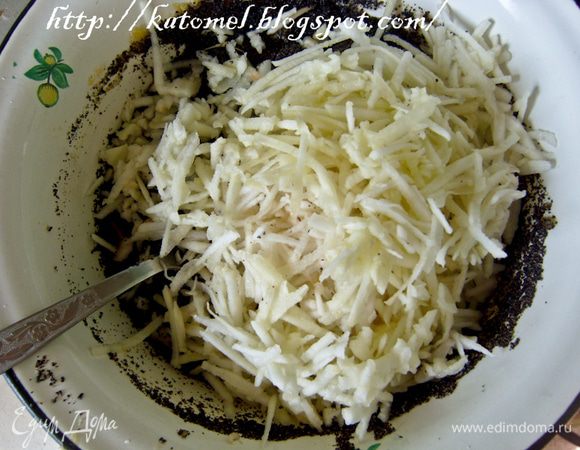 Тем временем приготовить начинку. Для маковой начинки отделить желтки от белков. Растереть желтки с сахаром, добавить мак, манку, разрыхлитель, растопленное сливочное масло. Яблоки очистить, натереть на мелкой терке и добавить к маку. 