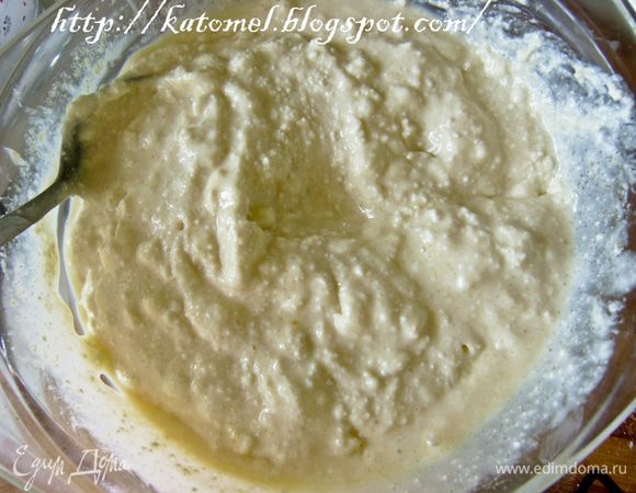 Для творожной начинки также отделить желтки от белков. Растереть желтки с сахаром, добавить творог и также растереть. Затем добавить крахмал и сгущенное молоко. Тщательно все перемешать. 