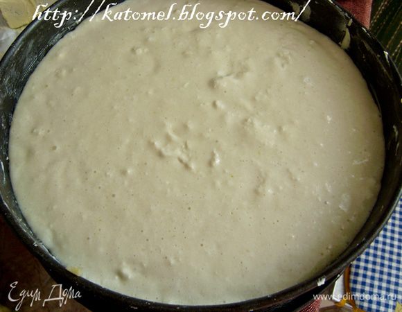 Затем выложить творожную начинку, разровнять. 