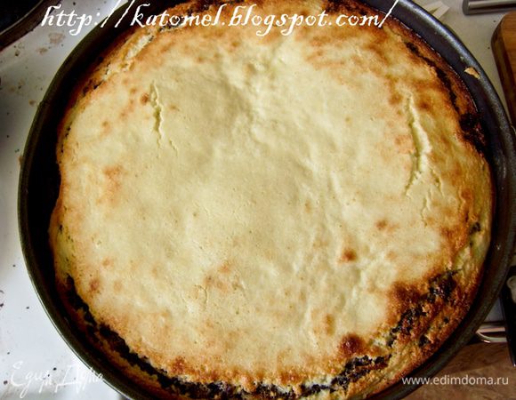 Отправить выпекаться в духовку при 180 градусах на 50-60 минут до зарумянивания творожного суфле. 