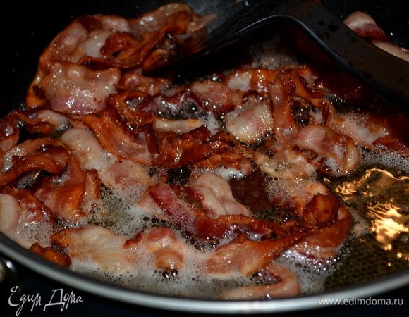 Обжарить бекон на сковороде до хруста.