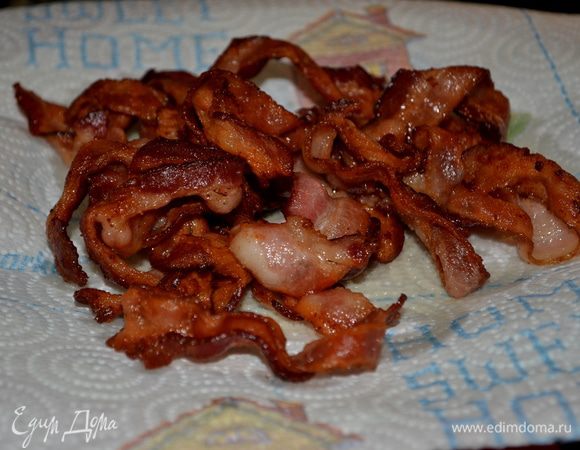 Выложить на тарелку бумаж.полотенце,затем готовый бекон.