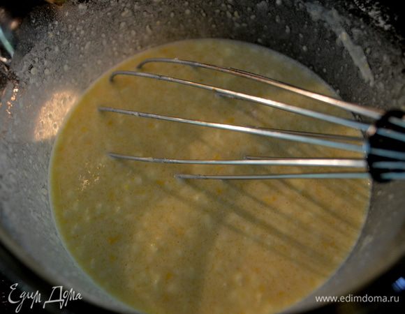 Просеять муку с солью.Разбить яйца и все смешать.
Отдельно смешать воду и молоко.
Добавить жидкость в муку.Перемешать,затем 2 стол.л растопленного слив.масла,снова перемешать.