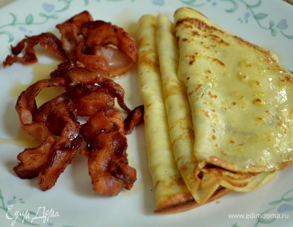 Подаем с беконом и кленовым сиропом.
Есть также вариант подачи этих блинчиков: свежие ягоды ,сах.пудра и кленов.сироп.