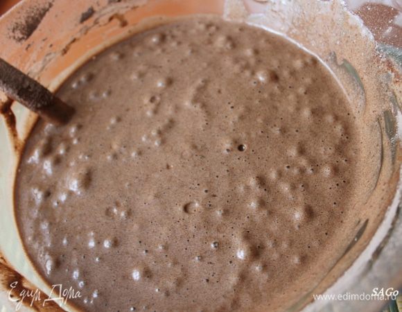 Начинаем постепенно и аккуратно вводить муку и растопленное масло. Начинать и заканчивать нужно мукой. Смешивать нужно ложкой (лопаткой), а не миксером, движениями снизу-вверх.
Вот такая смесь получилась в конце смешивания. У меня она осела примерно на треть.