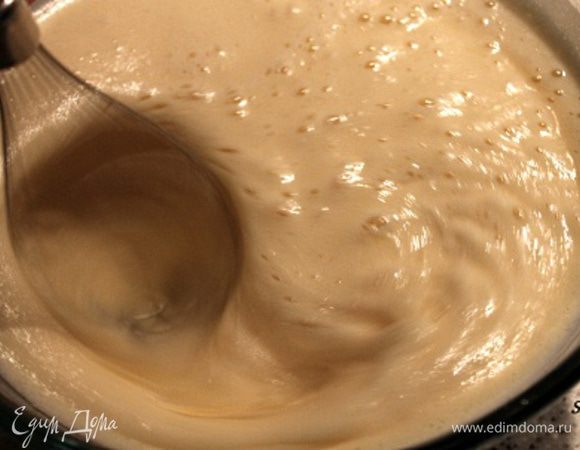 Тёплую яичную смесь снимаем с водяной бани и начинаем взбивать на средней скорости миксера. (Под чашу лучше положить полотенце, чтобы она не скользила).  Вот до такого состояния я взбивала на средних оборотах.
 