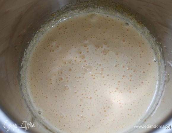 В глубокой чаше смешаем желтки с сахаром. Взбиваем на средней скорости миксера до получения густой белой массы.