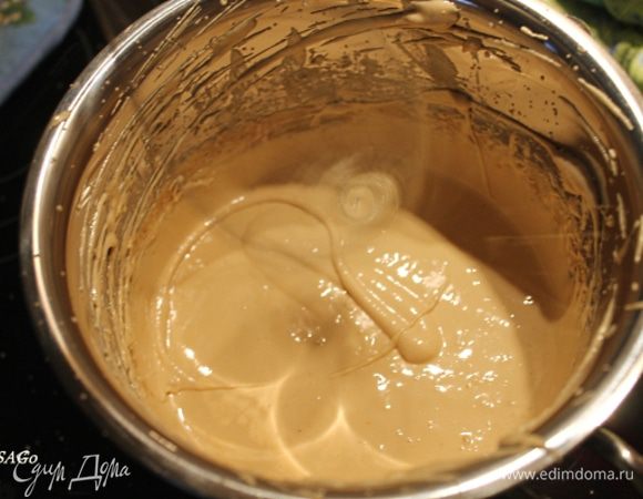 У меня есть специальная кастрюлька с двойным дном, куда заливается вода, я взбиваю крем в ней. Минут через 5 переходим на высокую скорость миксера и взбиваем примерно ещё 5-7 минут (время зависит от количества желтков). Масса должна увеличиться в объёме примерно в 2-2,5 раза, загустеть и уплотниться, так что миксер будет оставлять чёткий след на поверхности.
В принципе, крем Забаглионе уже готов, можно разливать по креманкам и подавать. Но так как нам нужен крем для торта, то без желатина не обойтись.

