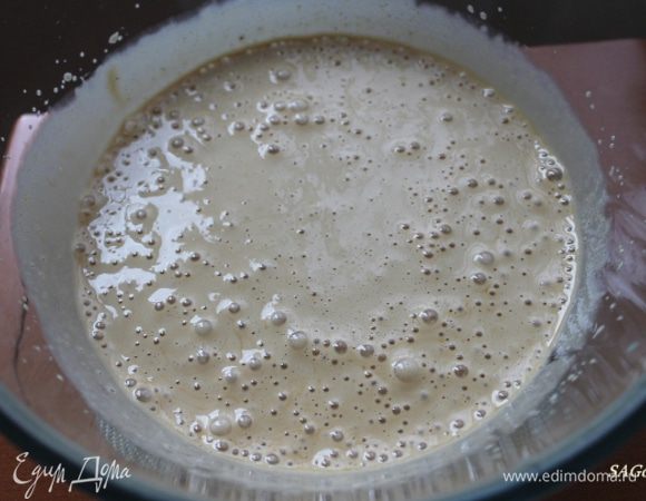 В готовый крем Забаглионе (не снимая с бани) вводим кофейную желированную массу, она должна быть тёплой. Взбиваем венчиком до однородности. Убираем крем с водяной бани, ему надо остыть до комнатной температуры. Изредка крем нужно помешивать, чтобы проверить степень загустения. Если видите, что масса начинает хорошо загустевать, то пора вводить сливки. Крем выглядит вот так.
