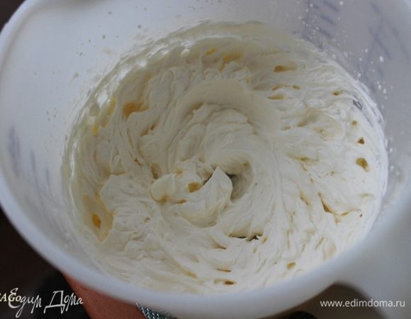 Сливки взбиваем с сахарной пудрой до плотной массы.